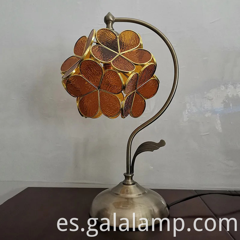 Elegante lámpara de mesa floral para un dormitorio cálido brillo